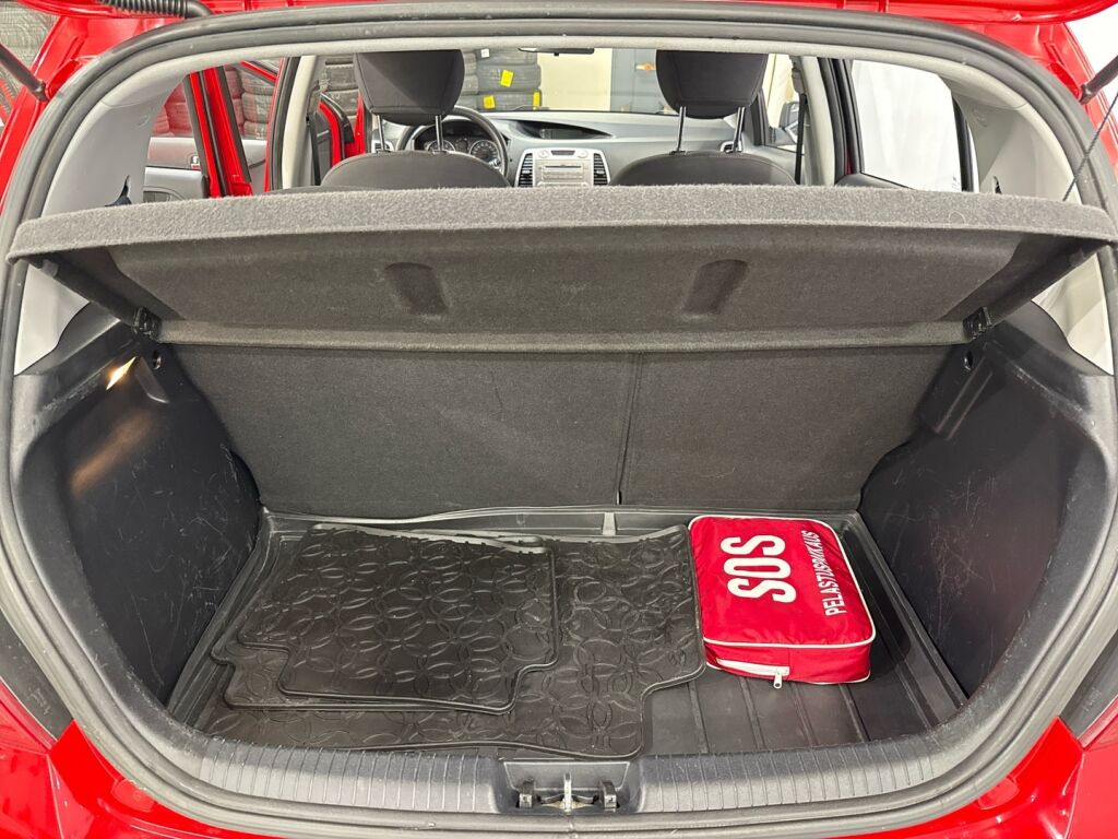 Hyundai i20 2012 Punainen