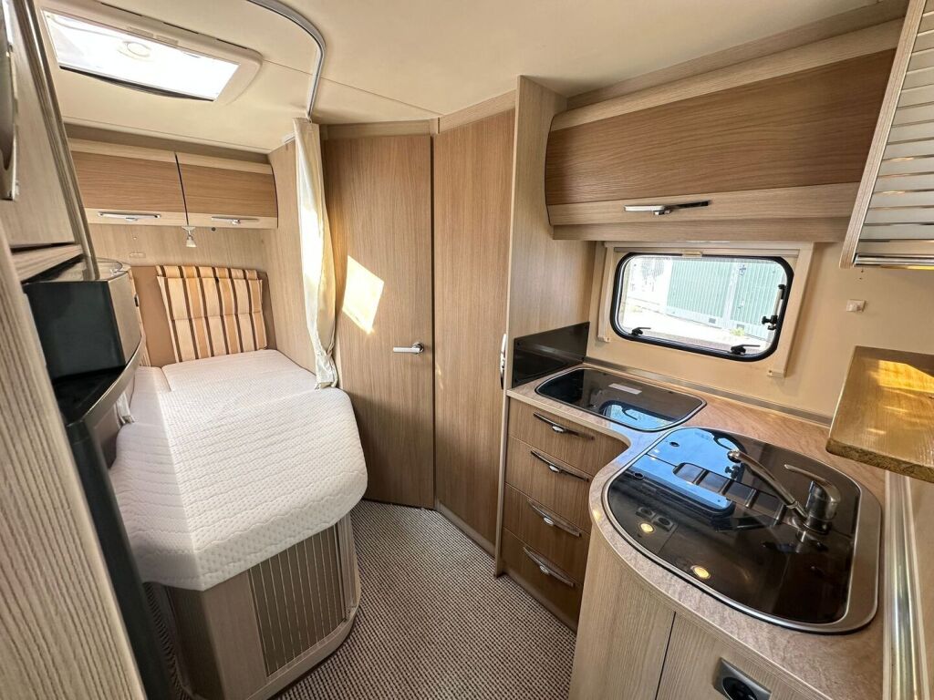 Bürstner Nexxo T 660 2012 Valkoinen