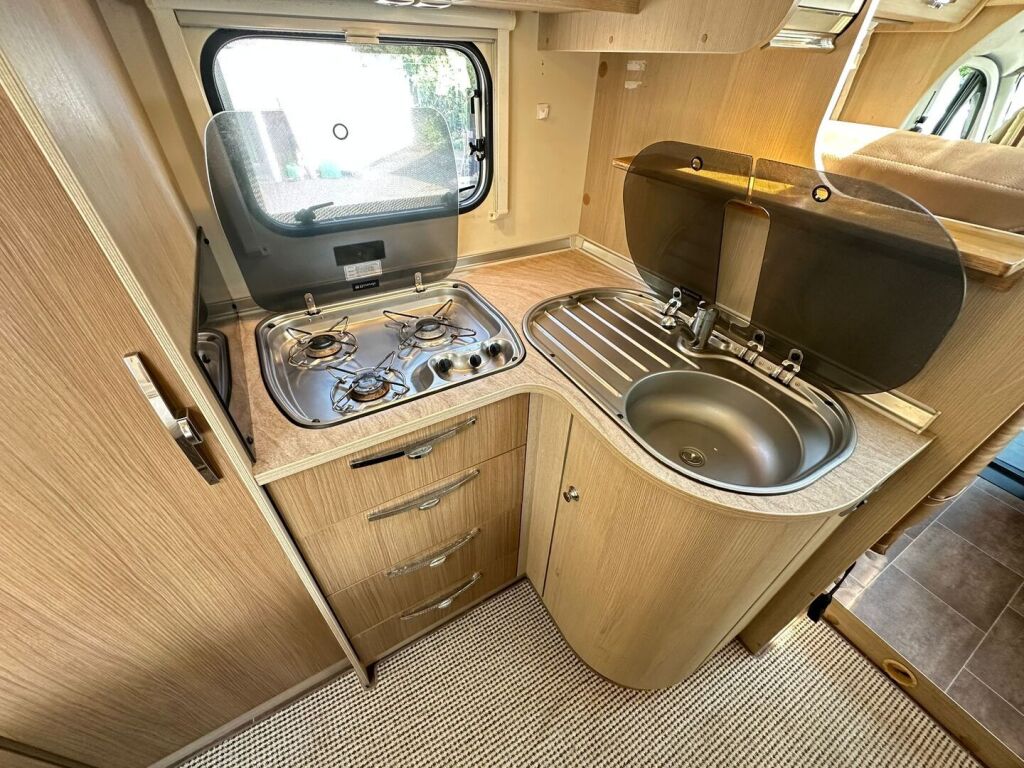 Bürstner Nexxo T 660 2012 Valkoinen