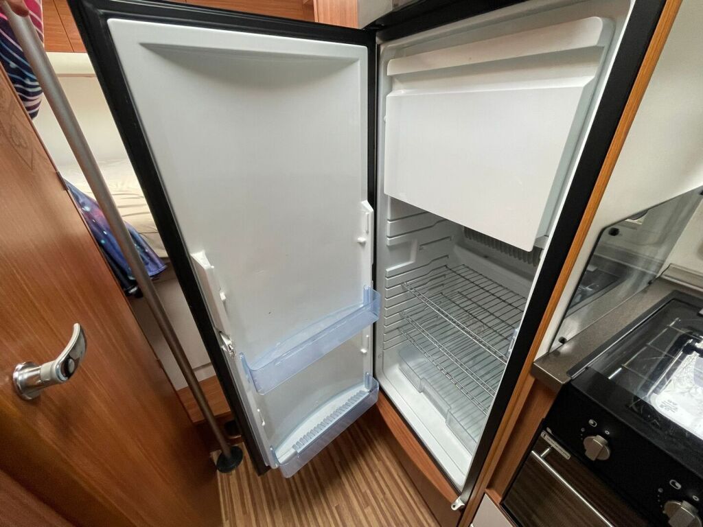 Adria Matrix Plus 680 SP 2012 Harmaa