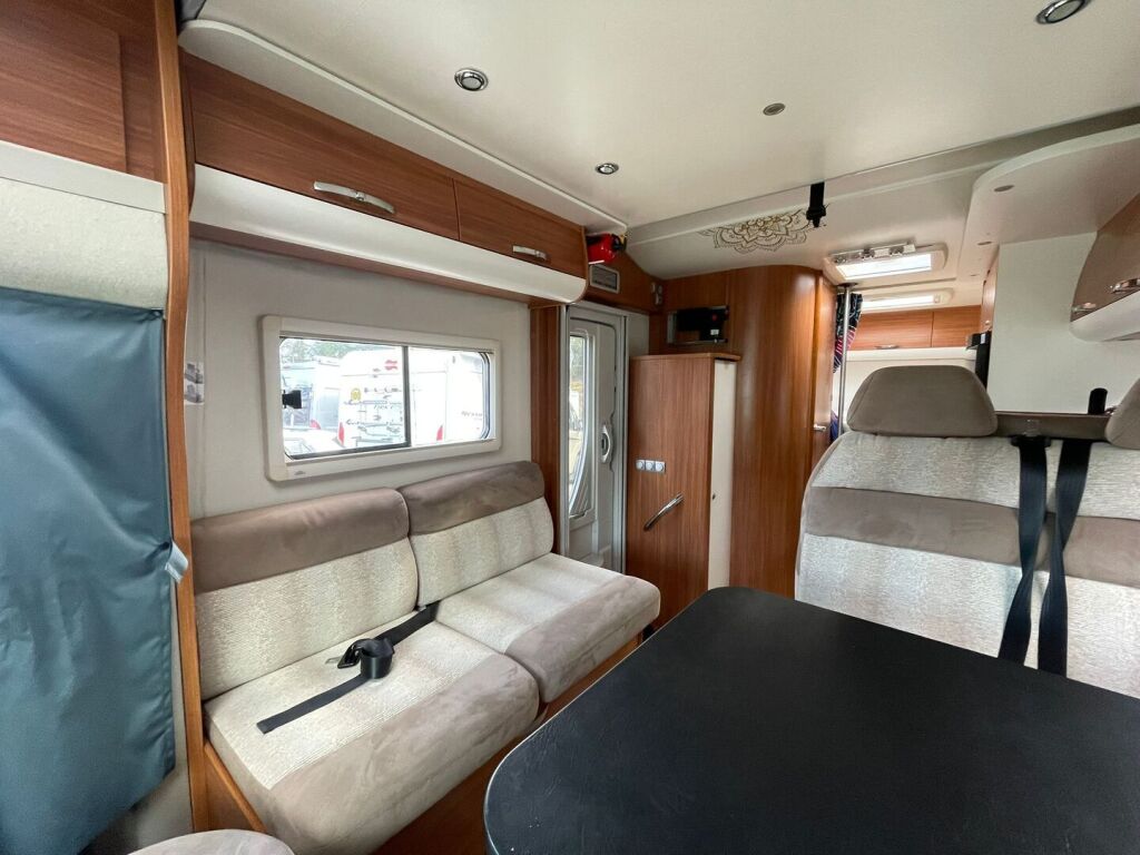 Adria Matrix Plus 680 SP 2012 Harmaa