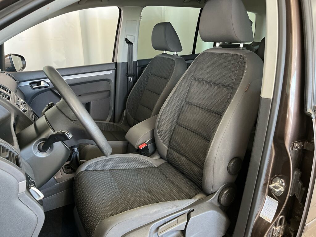 Volkswagen Touran 2011 Ruskea (beige)