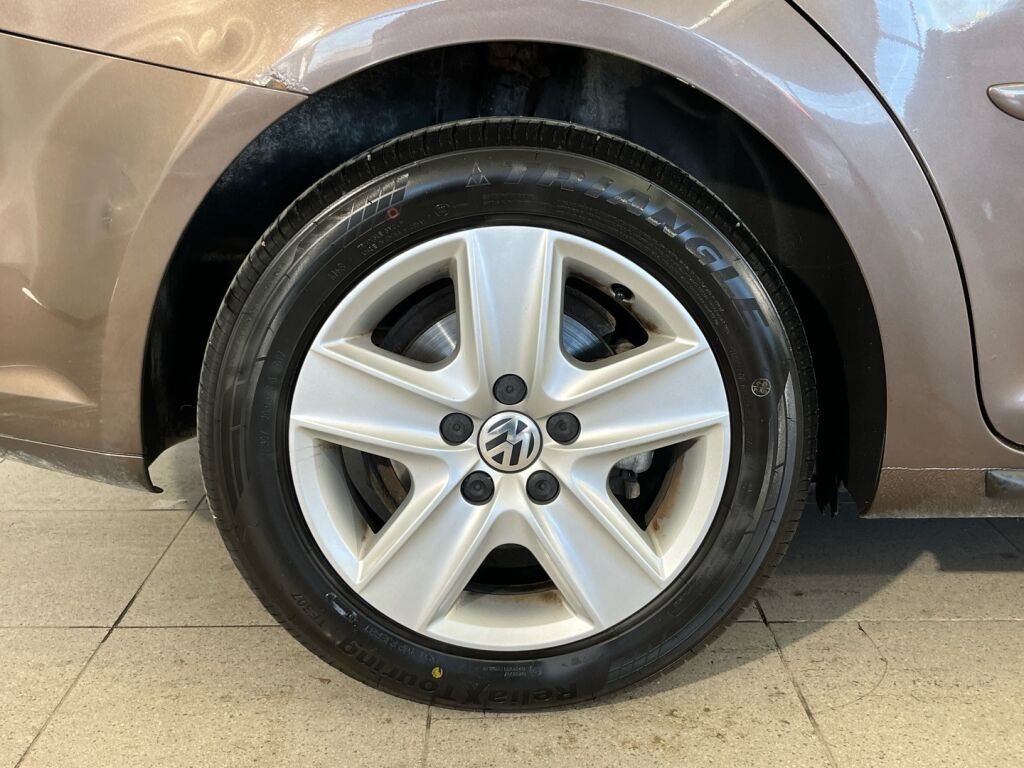 Volkswagen Touran 2011 Ruskea (beige)