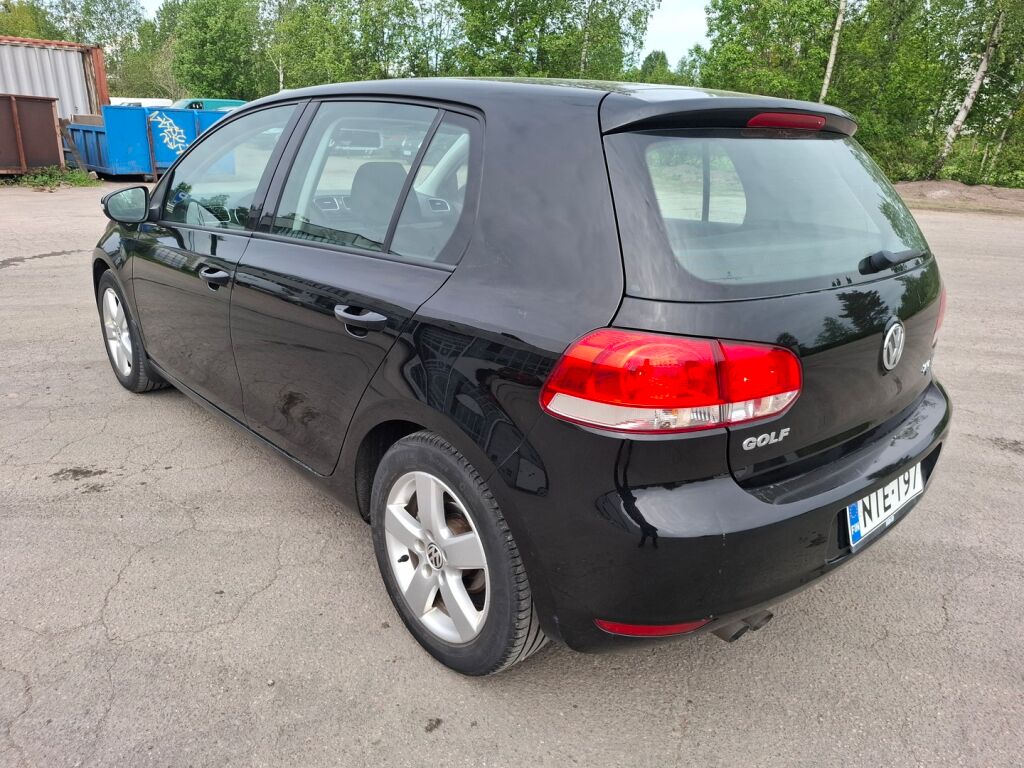 Volkswagen Golf 2010 Musta