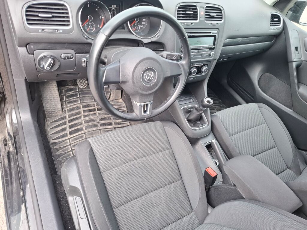 Volkswagen Golf 2010 Musta