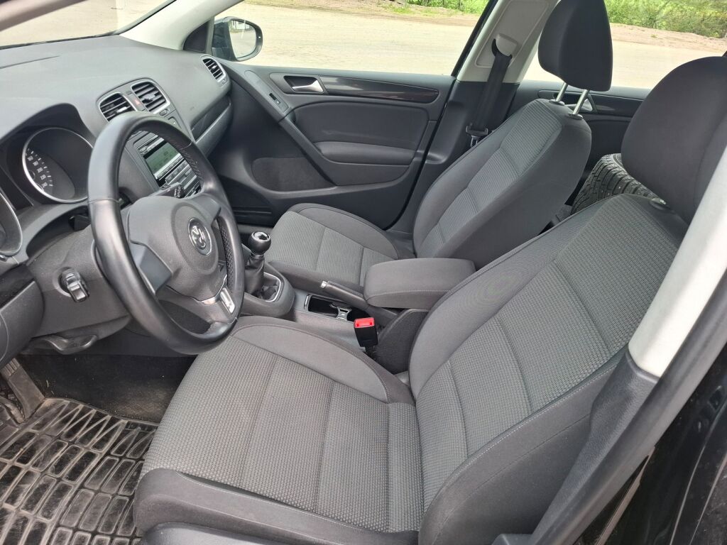 Volkswagen Golf 2010 Musta