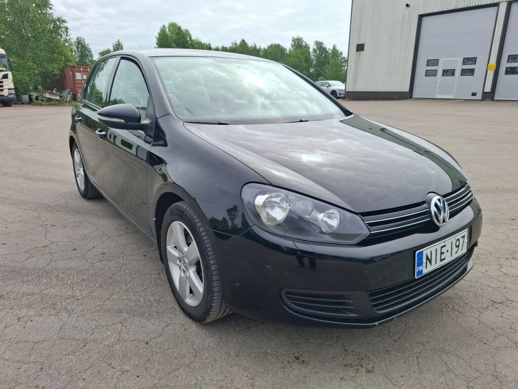 Volkswagen Golf 2010 Musta