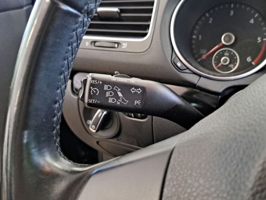 Volkswagen Golf 2010 Musta