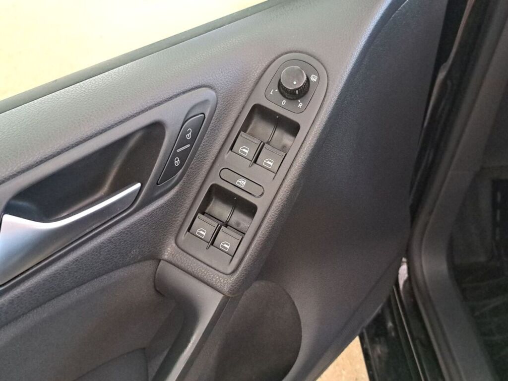 Volkswagen Golf 2010 Musta