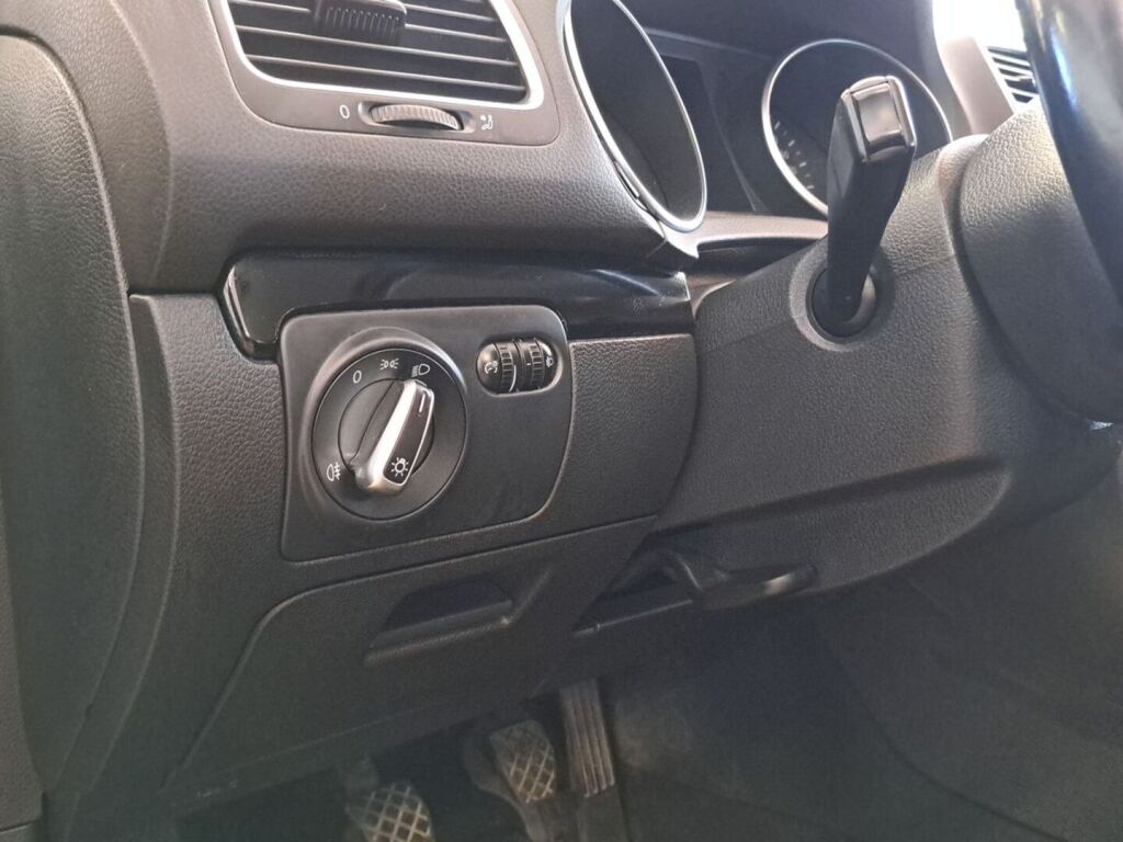 Volkswagen Golf 2010 Musta