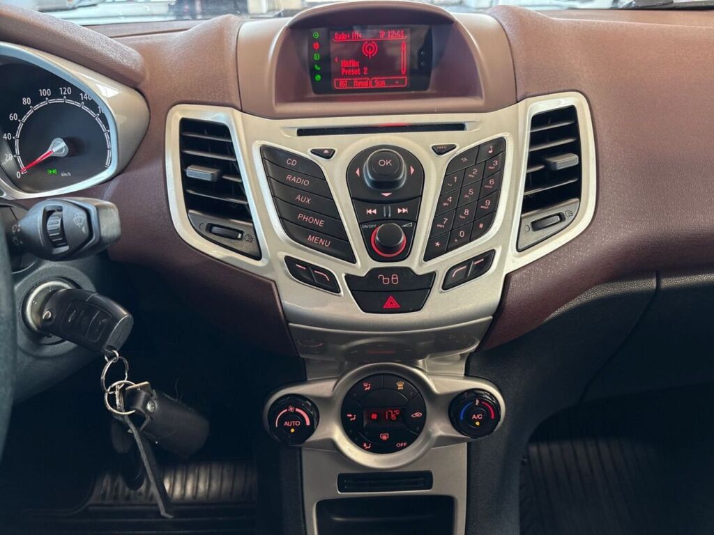 Ford Fiesta 2010 Punainen