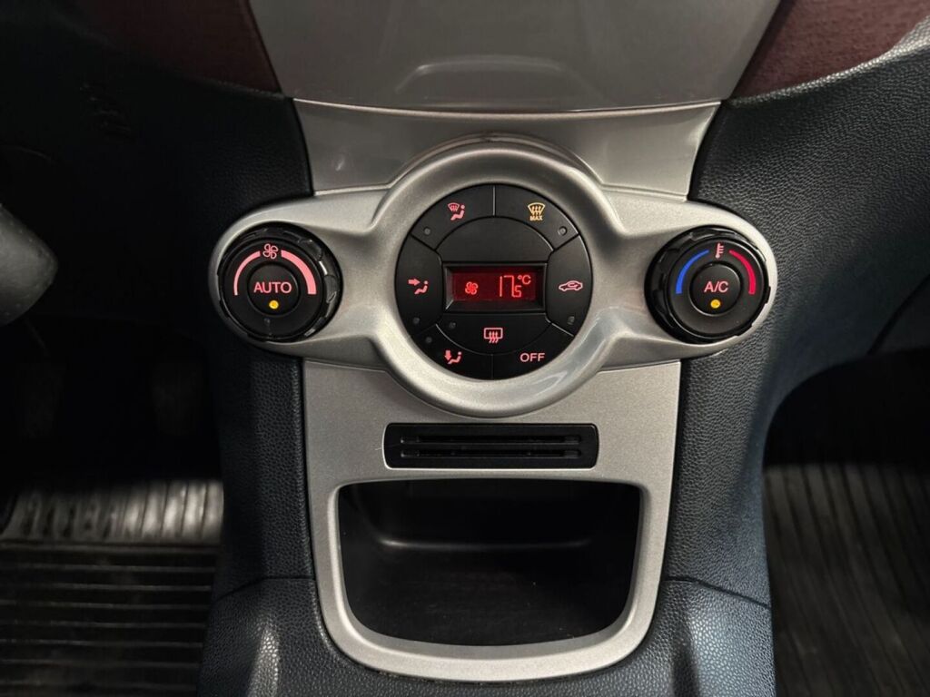 Ford Fiesta 2010 Punainen