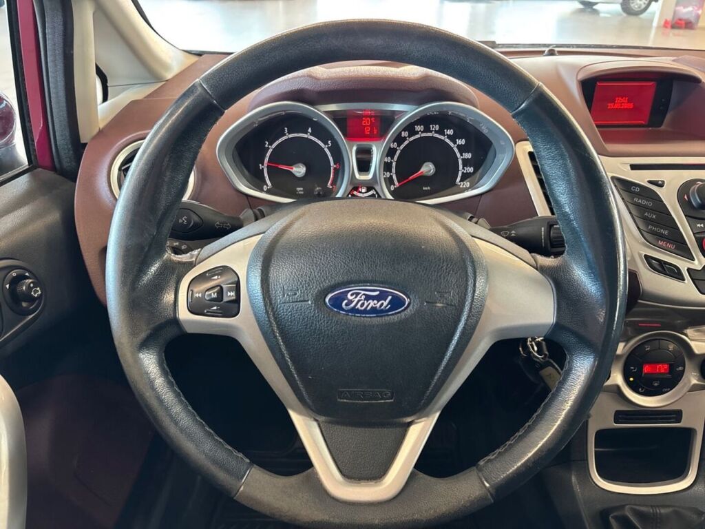 Ford Fiesta 2010 Punainen