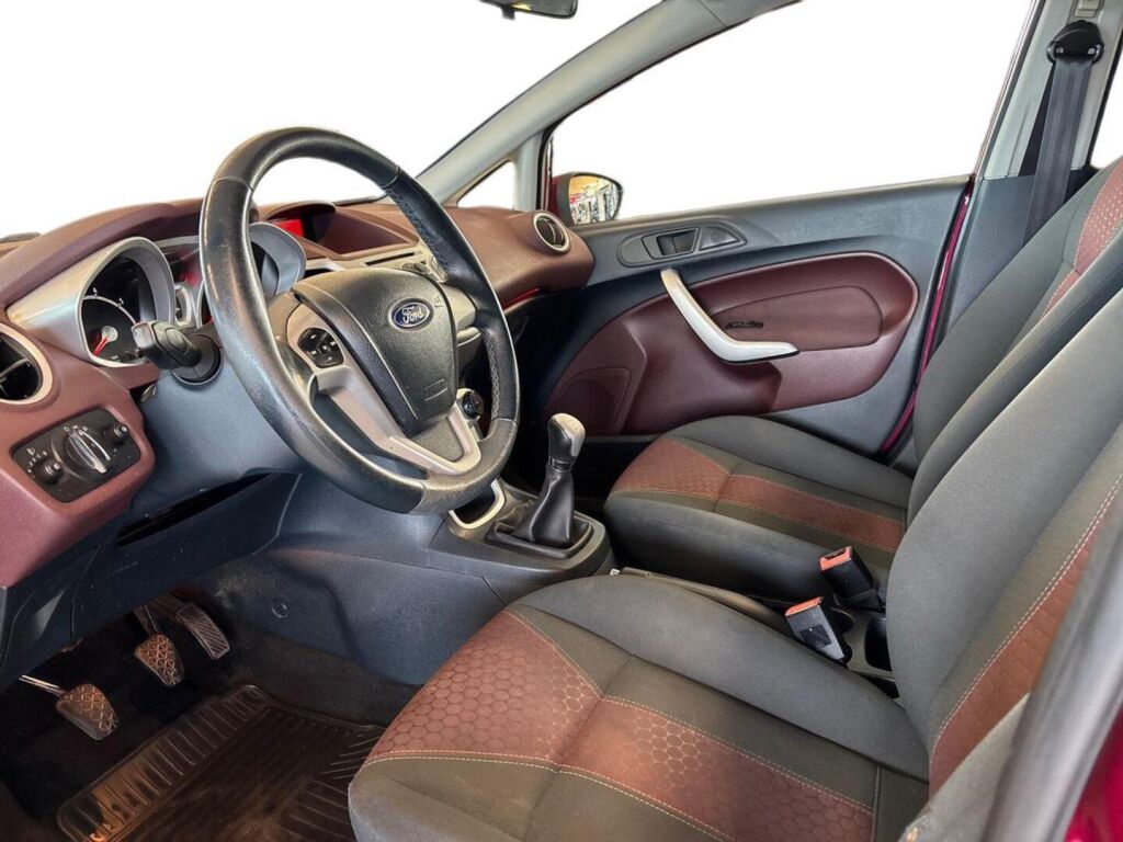 Ford Fiesta 2010 Punainen