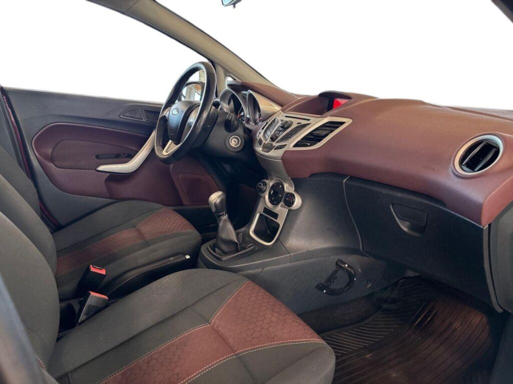 Ford Fiesta 2010 Punainen