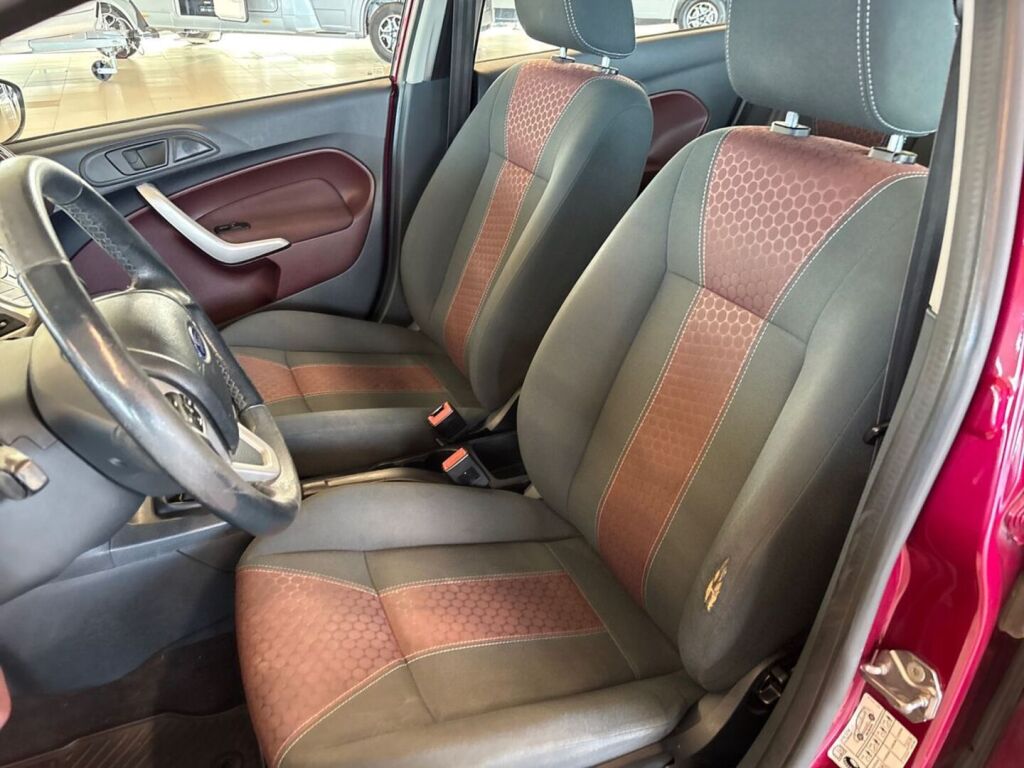 Ford Fiesta 2010 Punainen