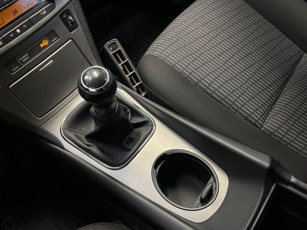 Toyota Avensis 2010 Musta