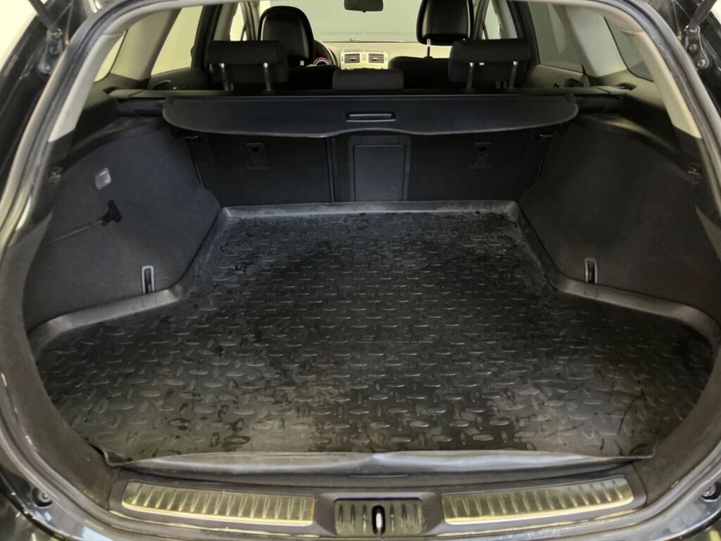 Toyota Avensis 2010 Musta