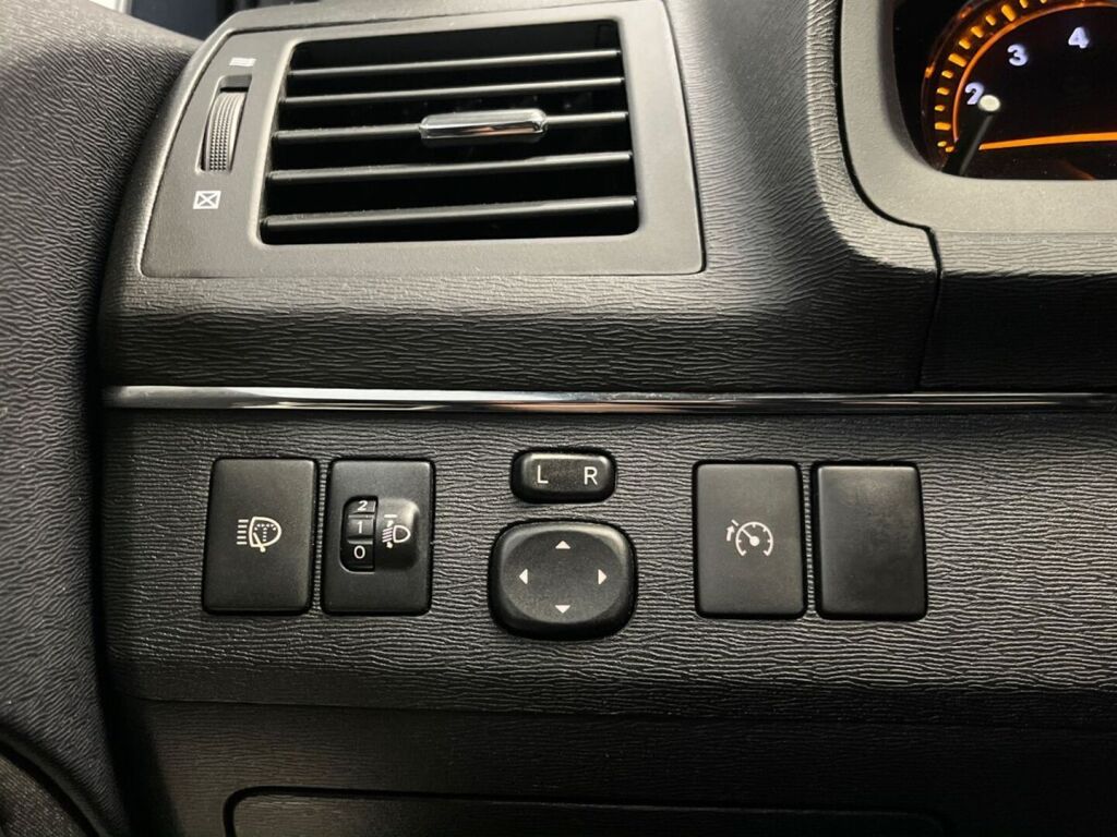 Toyota Avensis 2010 Musta