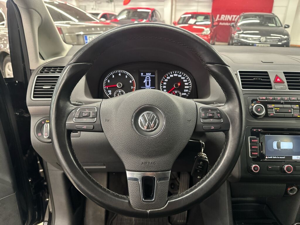 Volkswagen Touran 2011 Musta