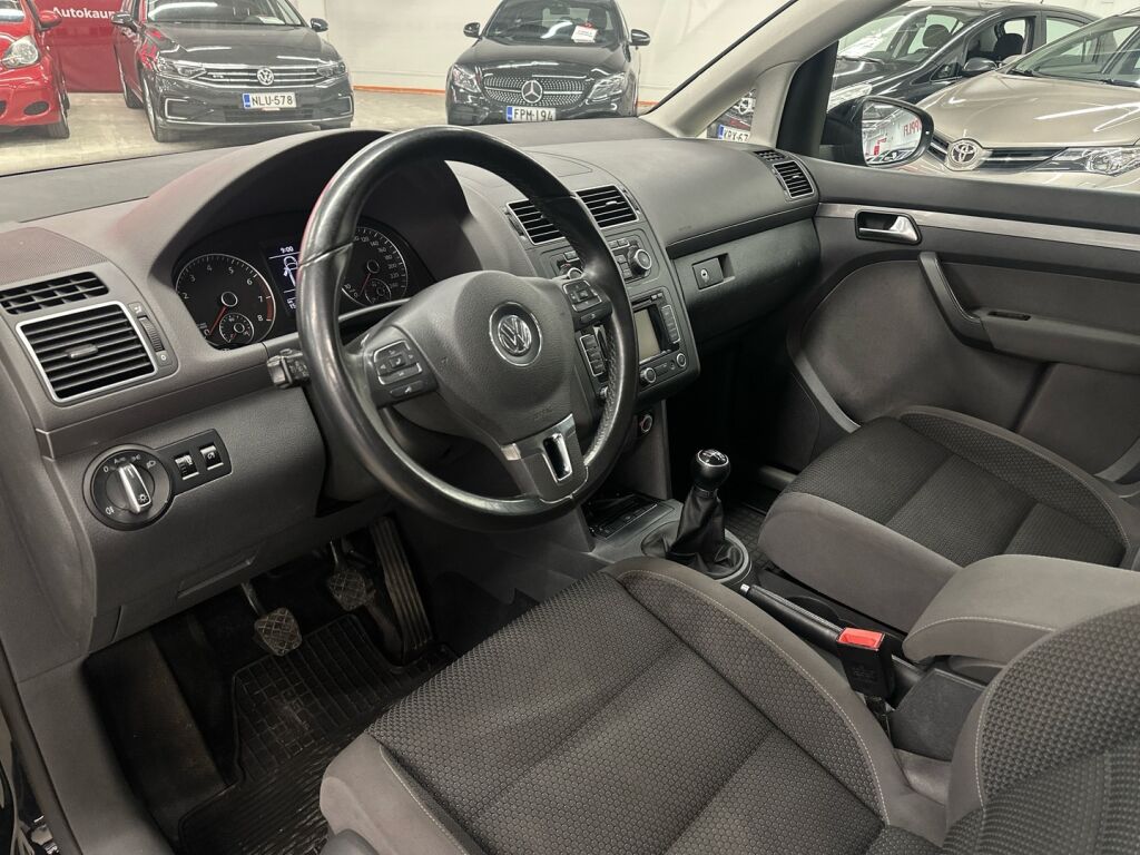 Volkswagen Touran 2011 Musta