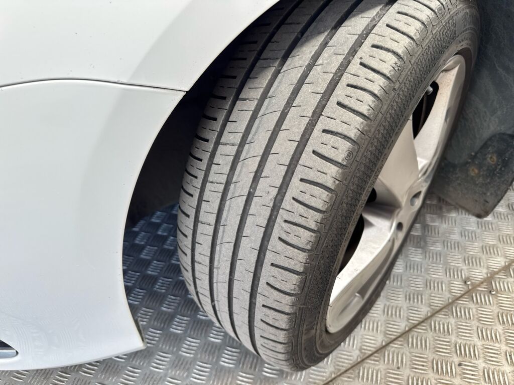 Volkswagen Passat 2011 Valkoinen