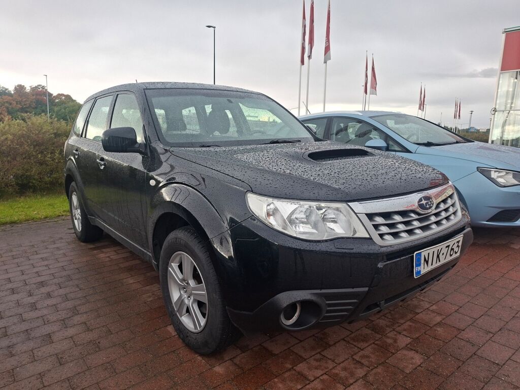 Subaru Forester 2011 Musta