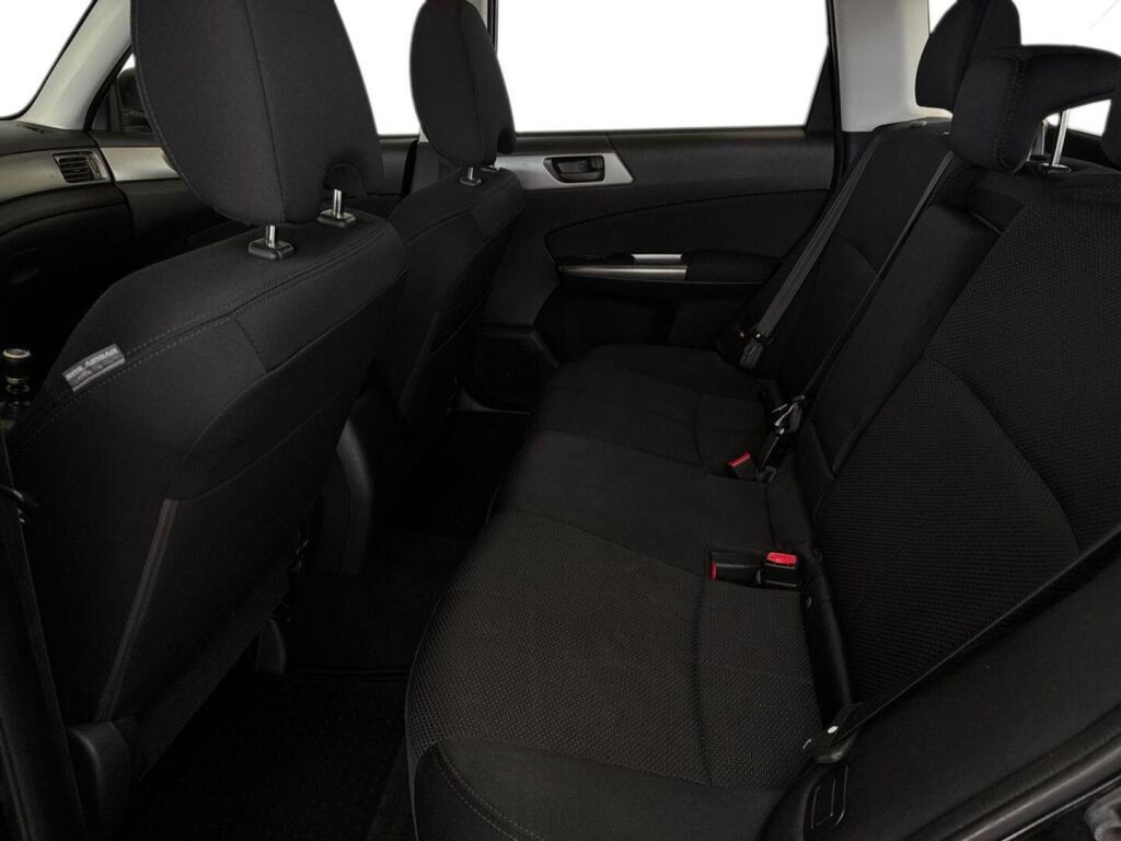 Subaru Forester 2011 Musta
