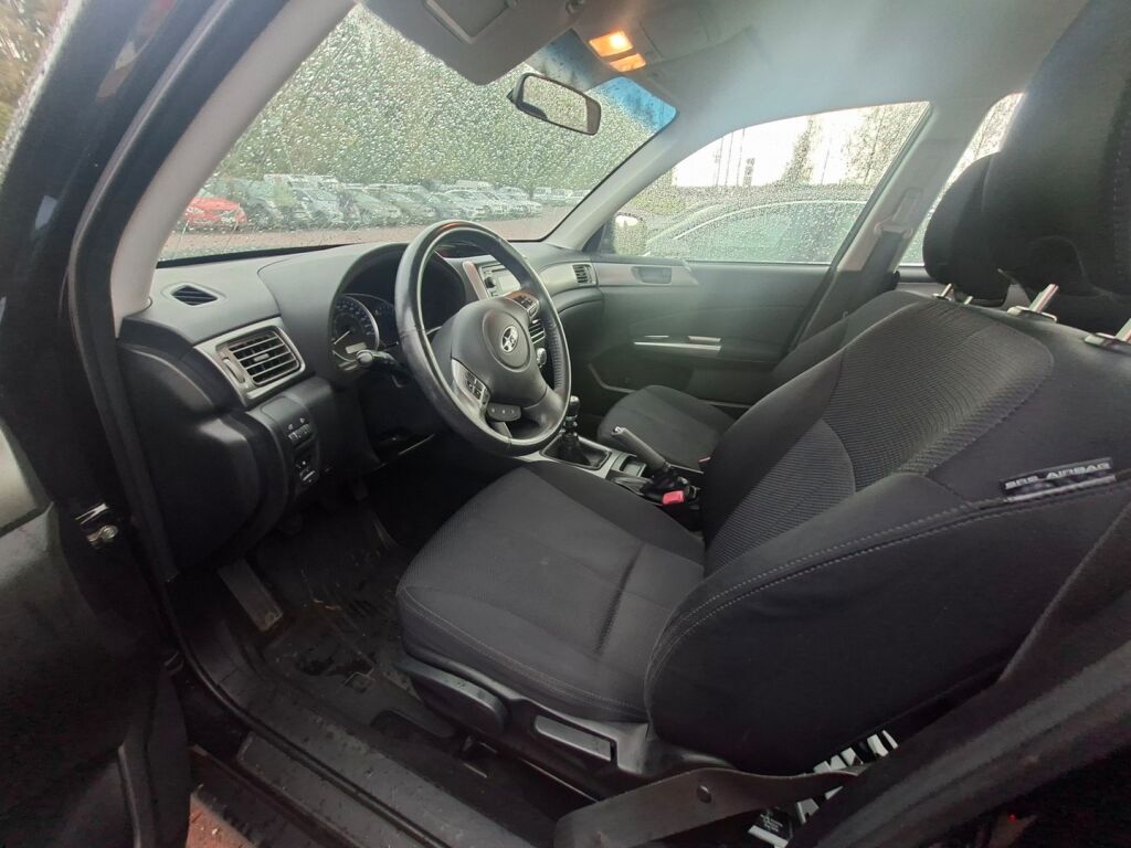 Subaru Forester 2011 Musta