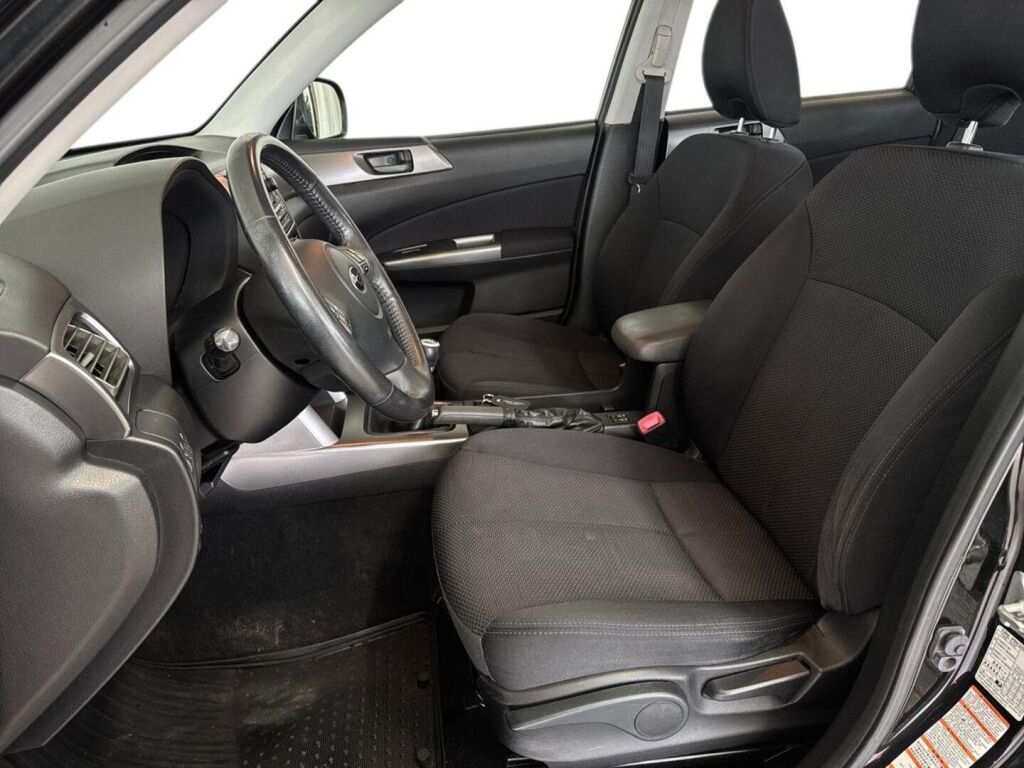 Subaru Forester 2011 Musta