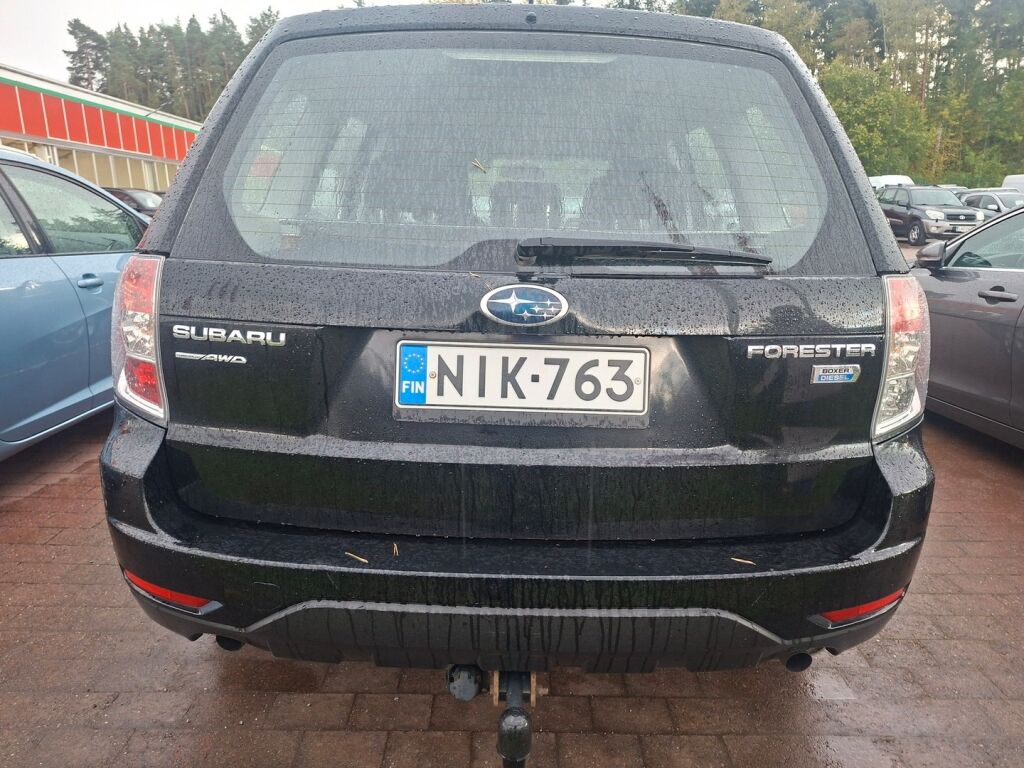 Subaru Forester 2011 Musta