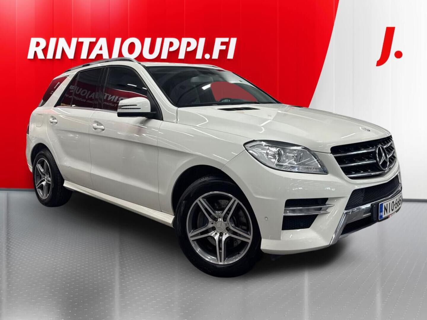 Valkoinen Mercedes-Benz ML