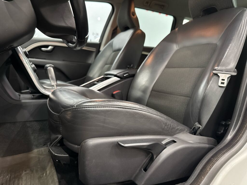 Volvo V70 2012 Valkoinen