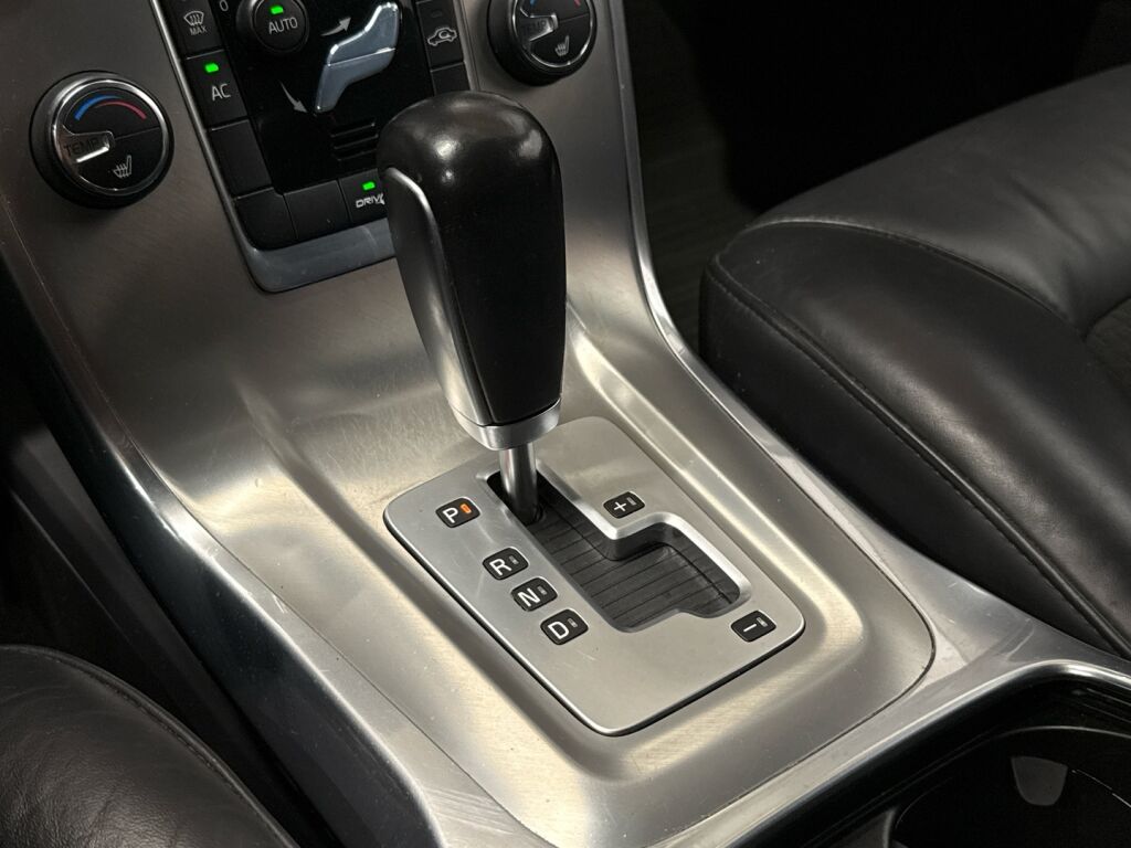 Volvo V70 2012 Valkoinen