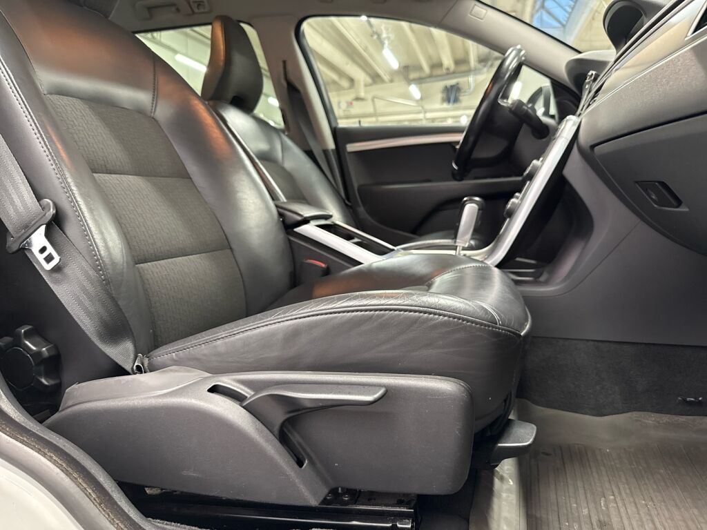 Volvo V70 2012 Valkoinen