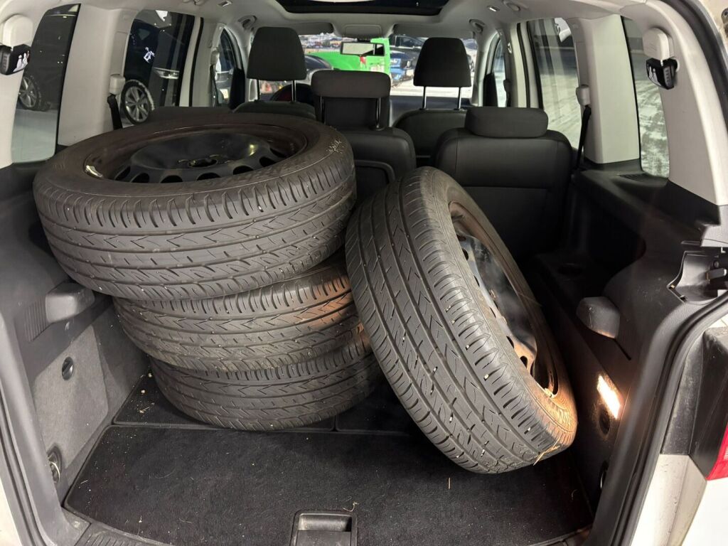 Volkswagen Touran 2012 Valkoinen