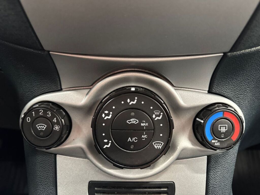 Ford Fiesta 2012 Punainen