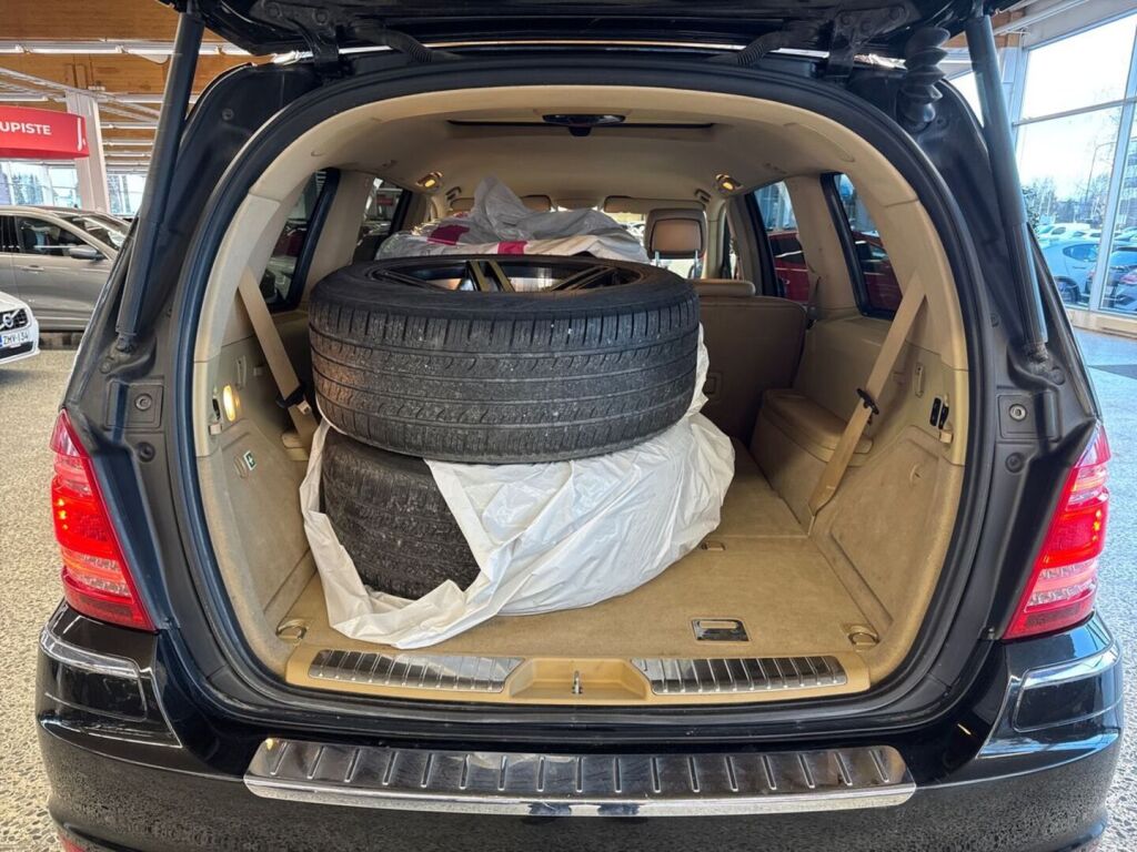 Mercedes-Benz GL 2012 Ruskea (beige)