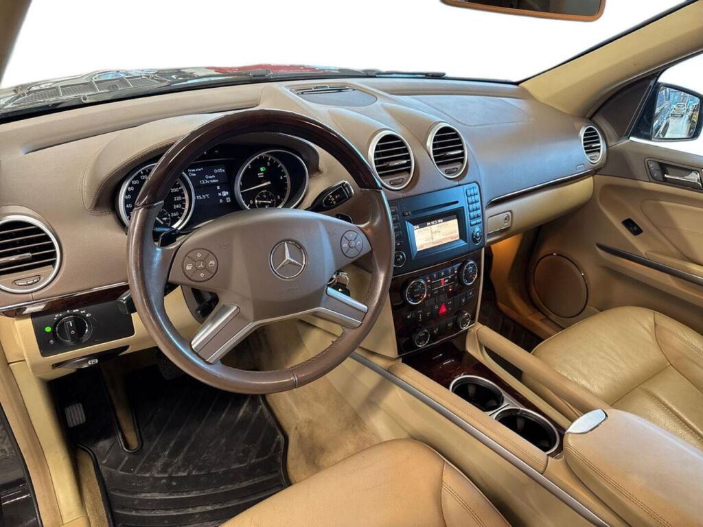 Mercedes-Benz GL 2012 Ruskea (beige)