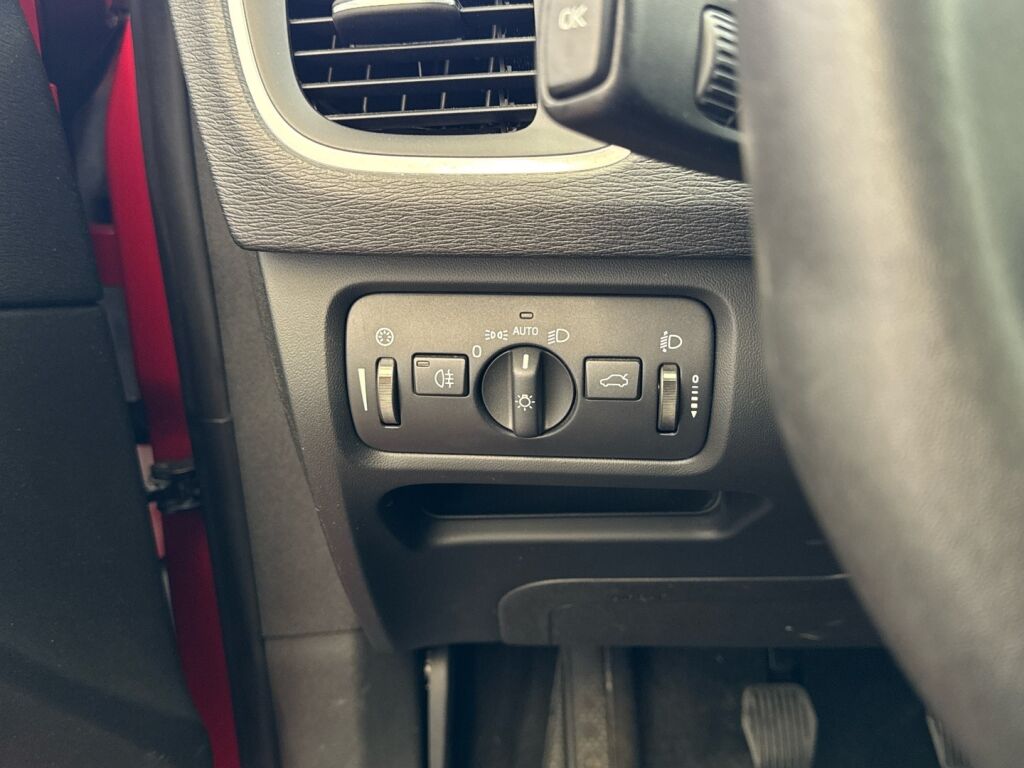 Volvo V40 2013 Punainen