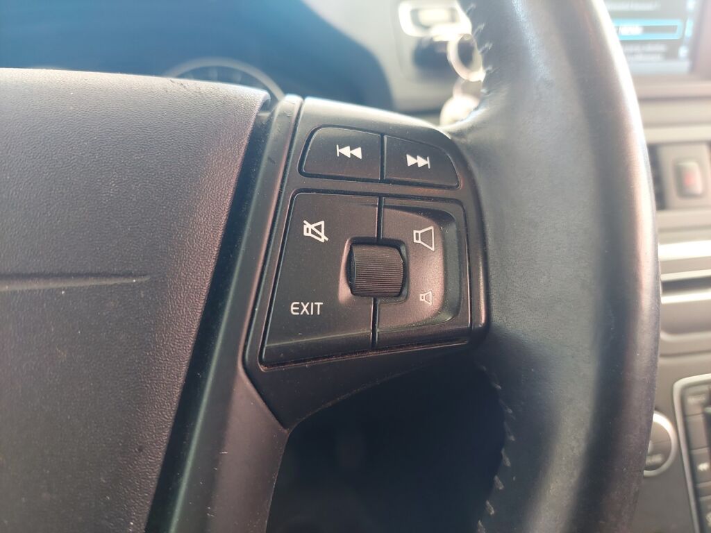 Volvo V70 2012 Musta