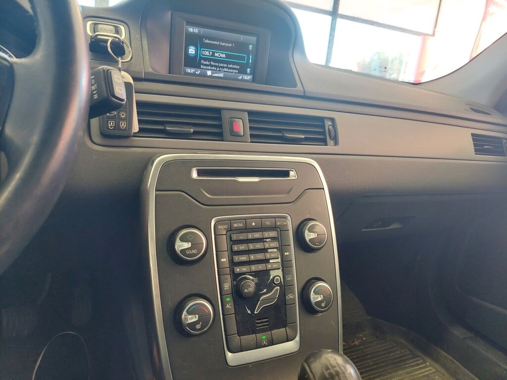 Volvo V70 2012 Musta