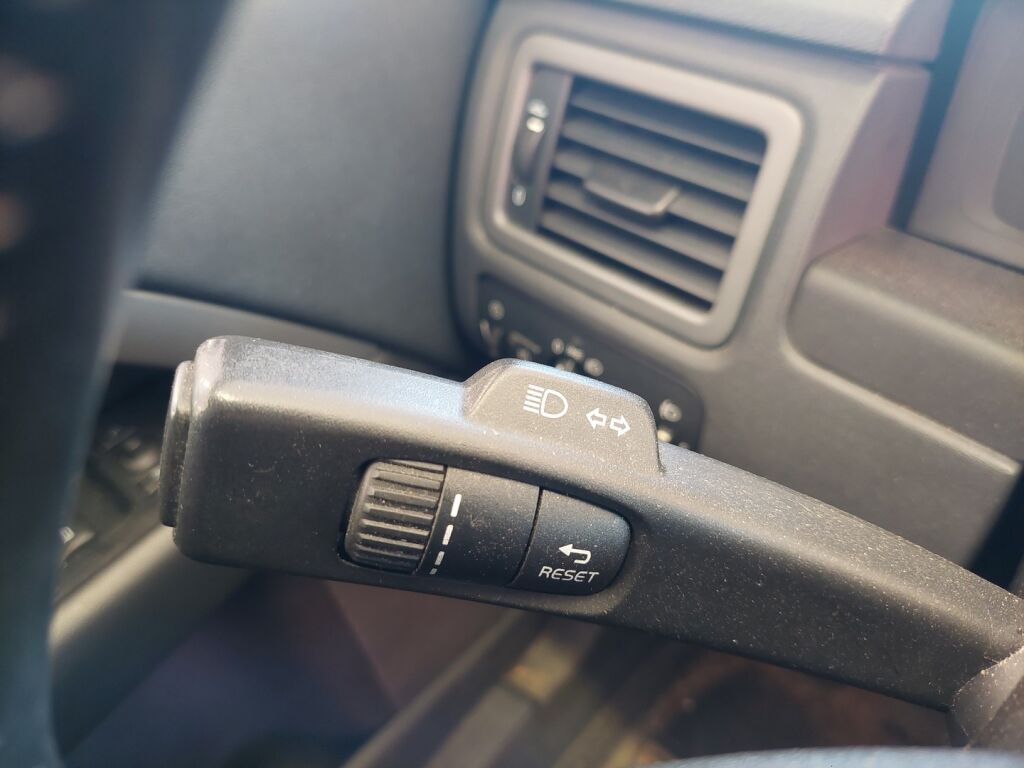 Volvo V70 2012 Musta