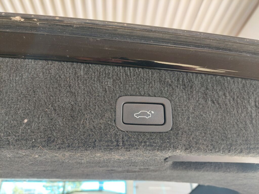 Volvo V70 2012 Musta