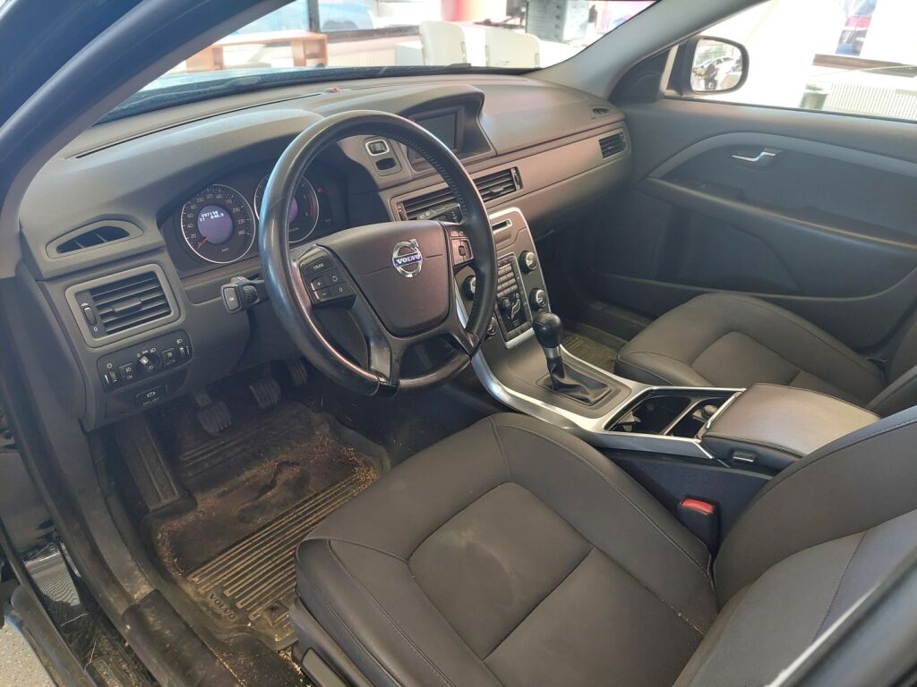 Volvo V70 2012 Musta