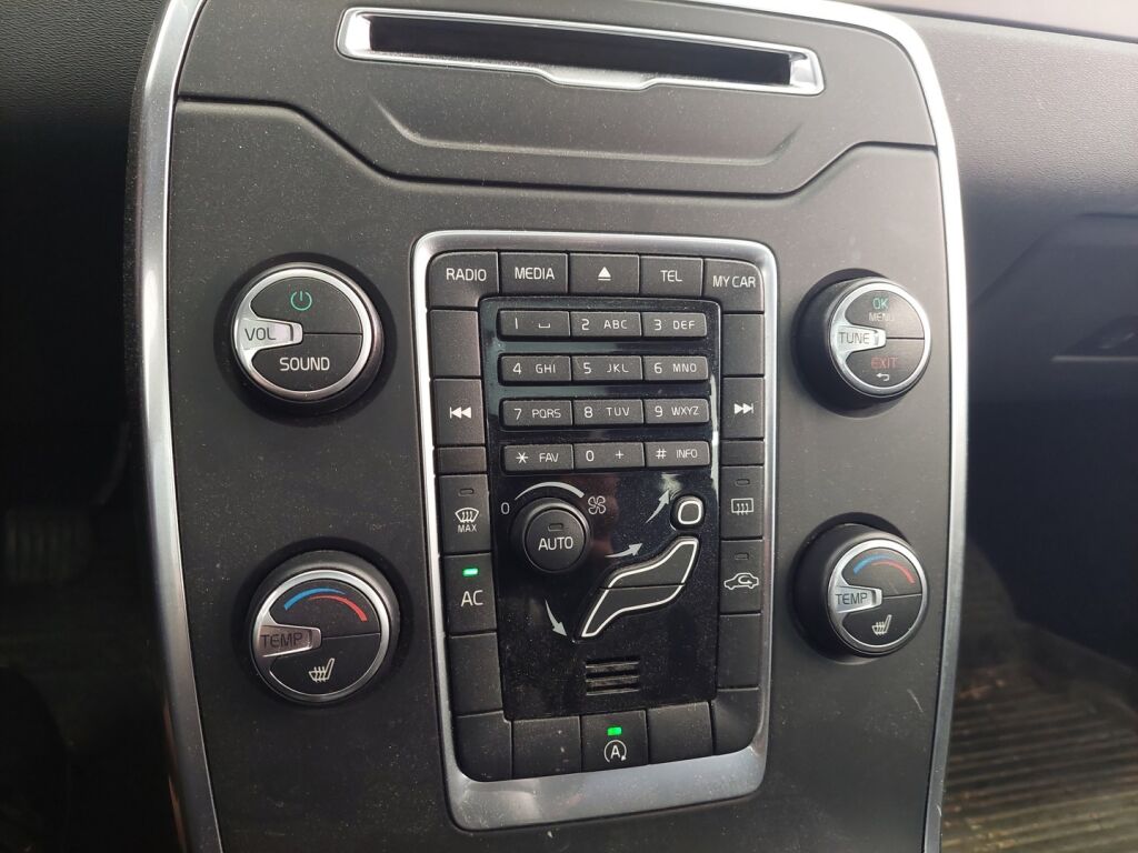 Volvo V70 2012 Musta
