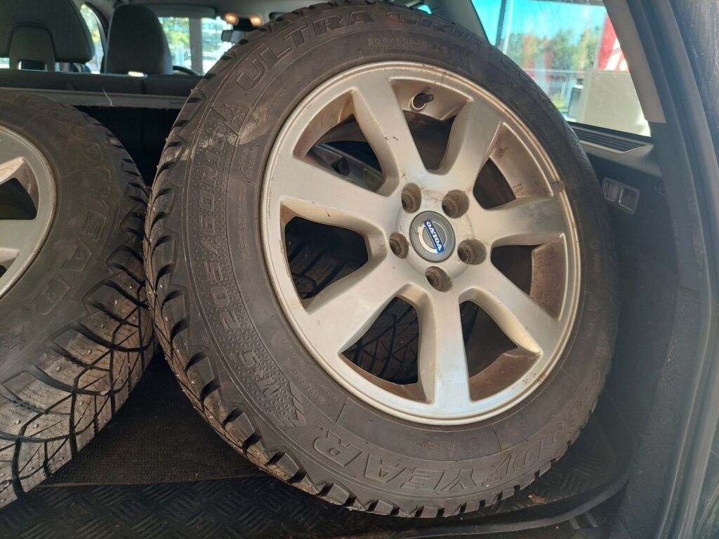 Volvo V70 2012 Musta