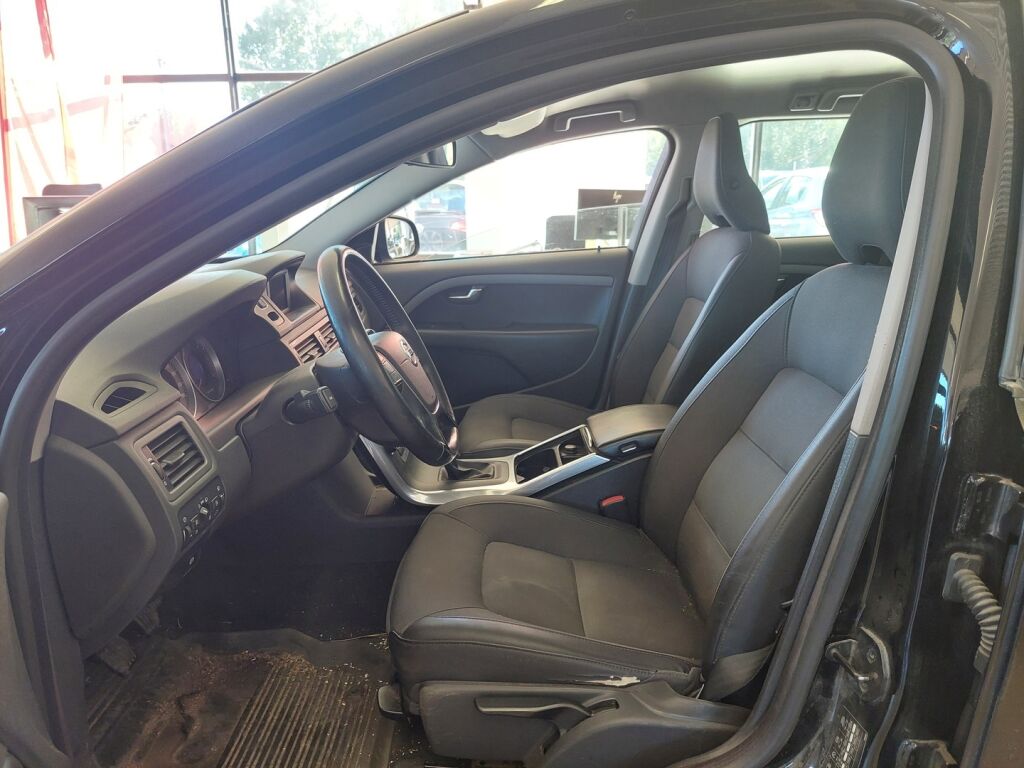 Volvo V70 2012 Musta