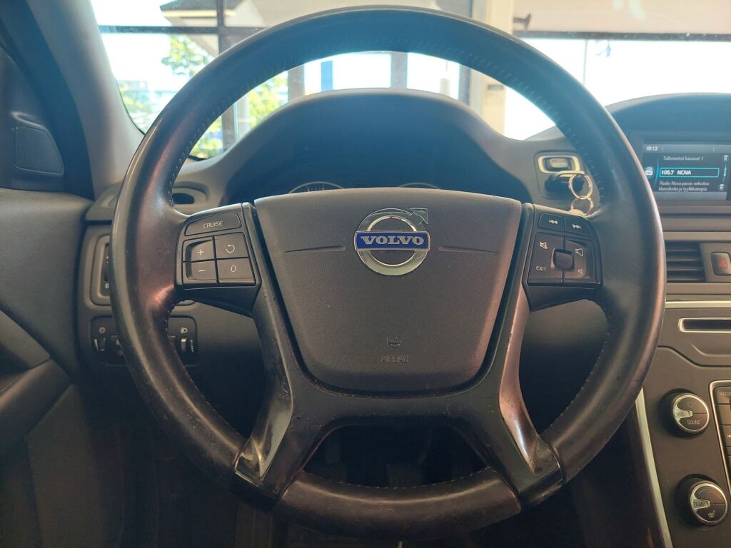 Volvo V70 2012 Musta