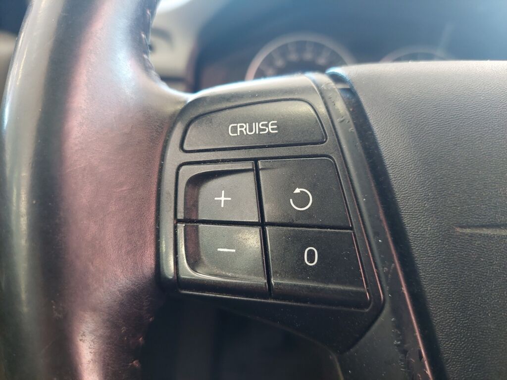 Volvo V70 2012 Musta